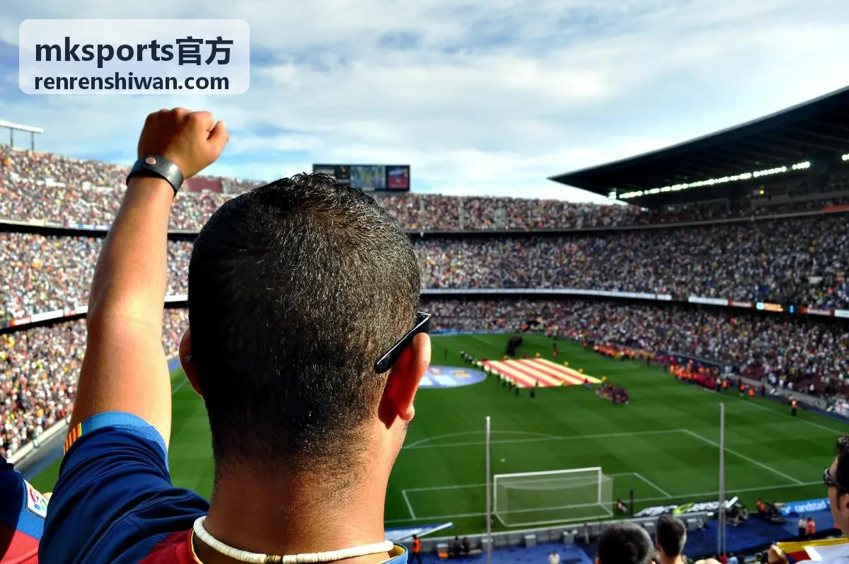 mksports官方赛事起点现场人群与拱门画面